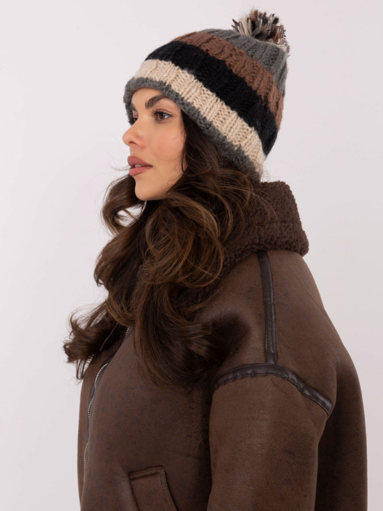 Cappello beige a righe con pompon