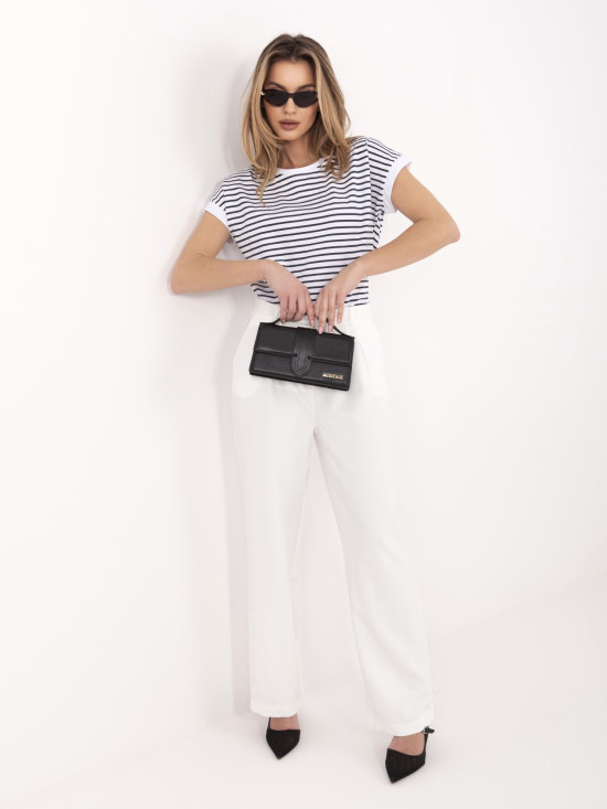 T-shirt a righe bianche e blu navy a manica corta