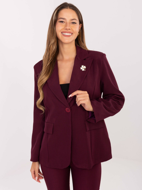 Elegantni bordo sako s brošem i podstavom