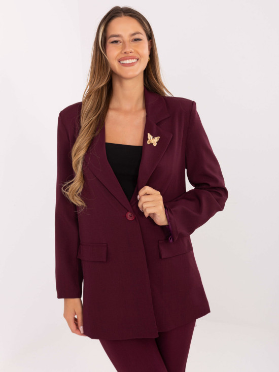 Elegantni bordo sako s podstavom i brošem