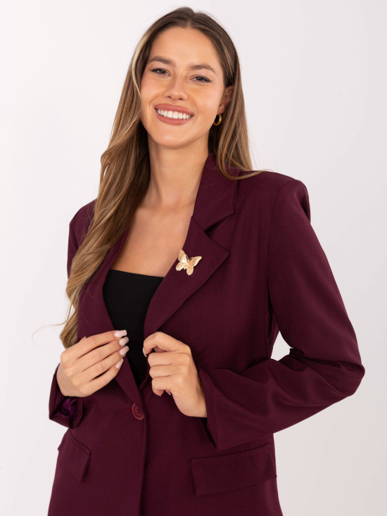 Elegantni bordo sako s podstavom i brošem