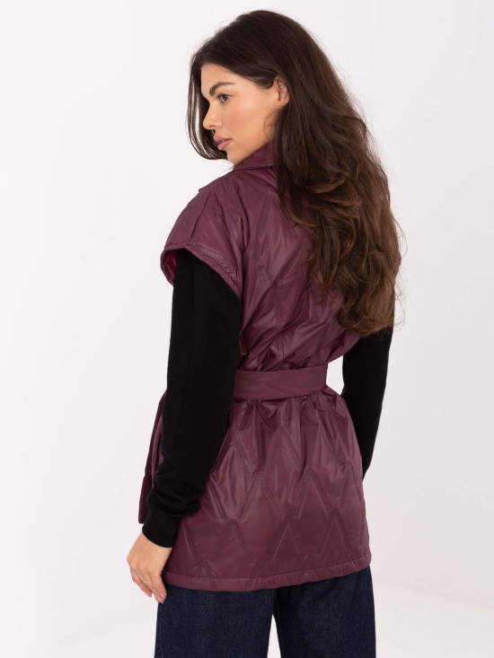 Elegante gilet bordeaux trapuntato con cintura