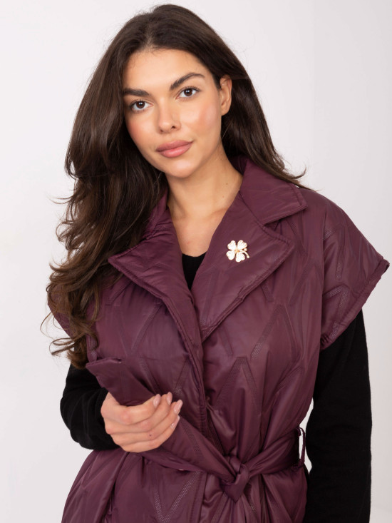 Elegante gilet bordeaux trapuntato con cintura