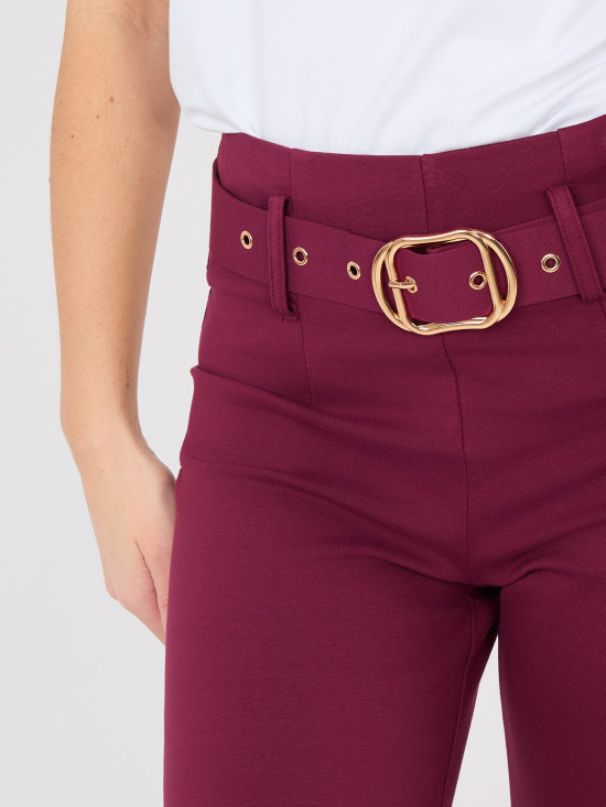 Eleganti pantaloni rossi a gamba dritta con vita alta e cintura