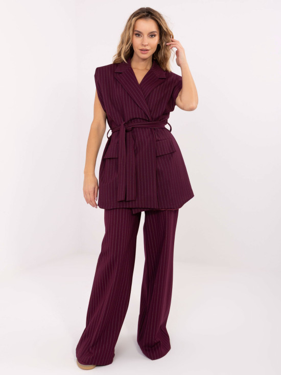 Gilet elegante bordeaux con cintura e motivo a righe