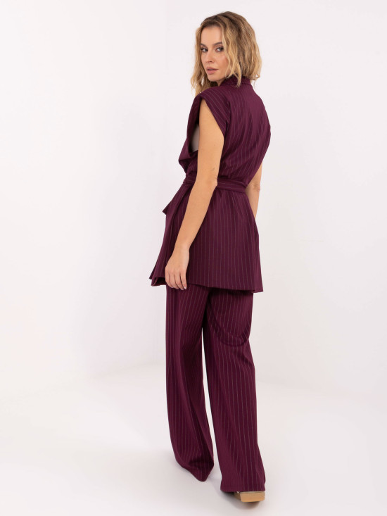 Gilet elegante bordeaux con cintura e motivo a righe