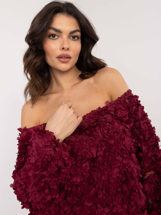 Elegante blusa bordeaux con spalle scoperte