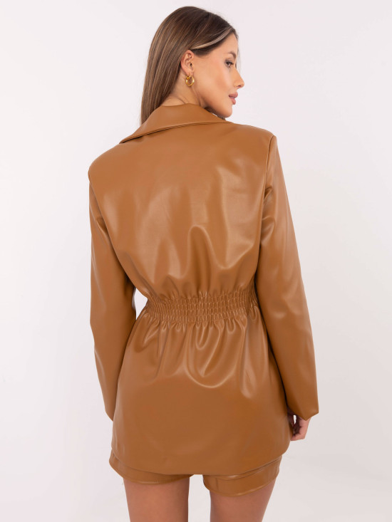 Blazer camel elegante con fodera e chiusura doppiopetto
