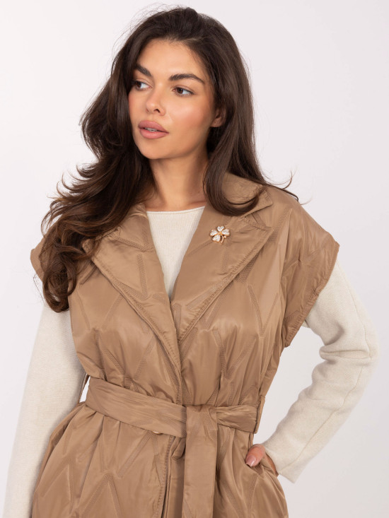 Elegante gilet trapuntato marrone con cintura e spilla
