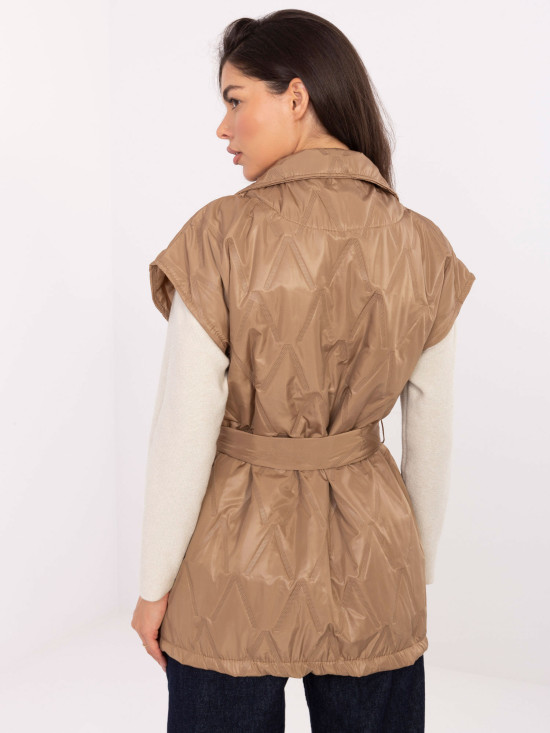 Elegante gilet trapuntato marrone con cintura e spilla