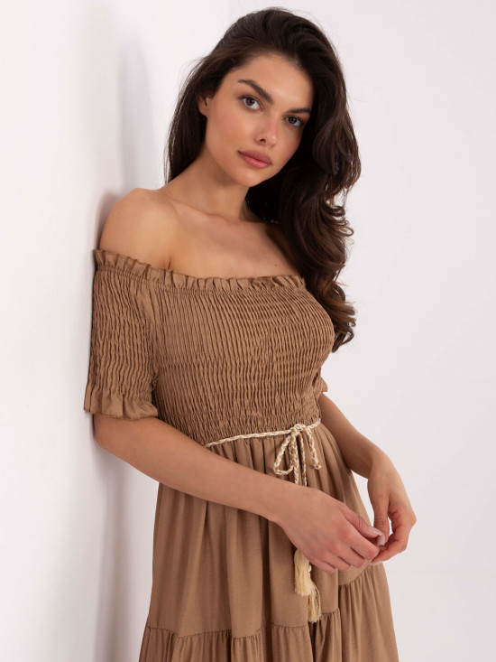 Abito elegante a campana in colore camel