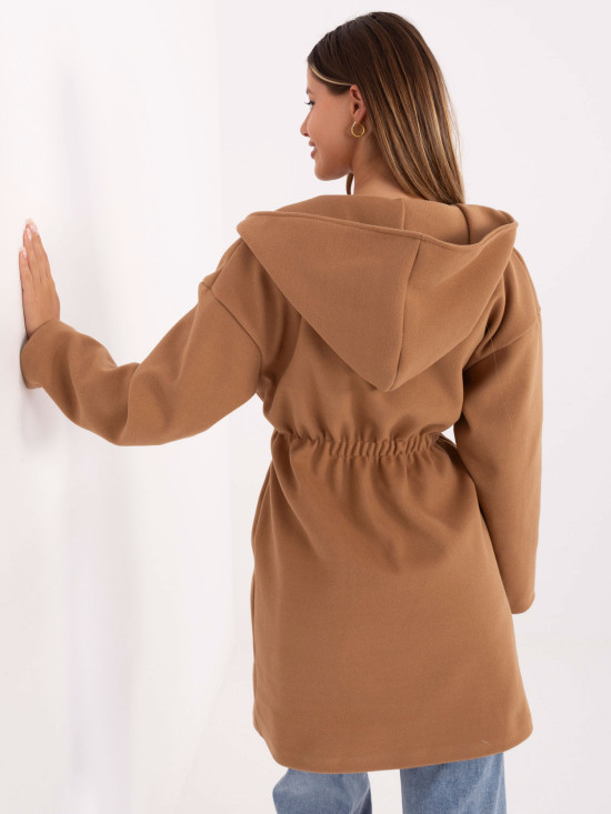 Elegante cappotto primaverile con cappuccio color cammello
