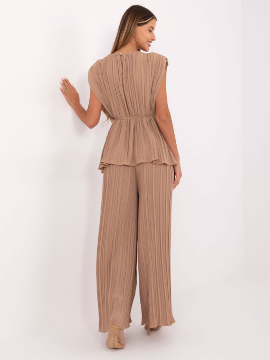 Completo elegante color camel