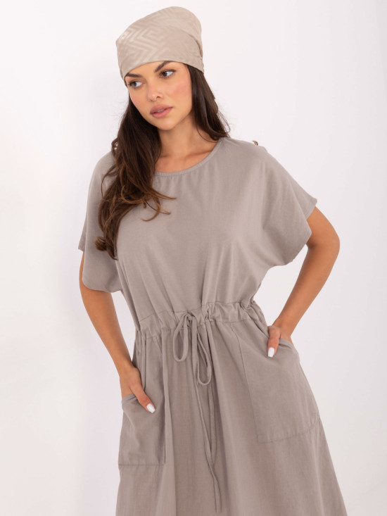 Abito beige a campana con maniche corte