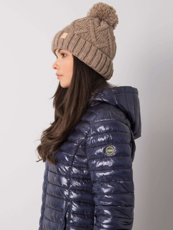 Cappello invernale in beige scuro con fodera