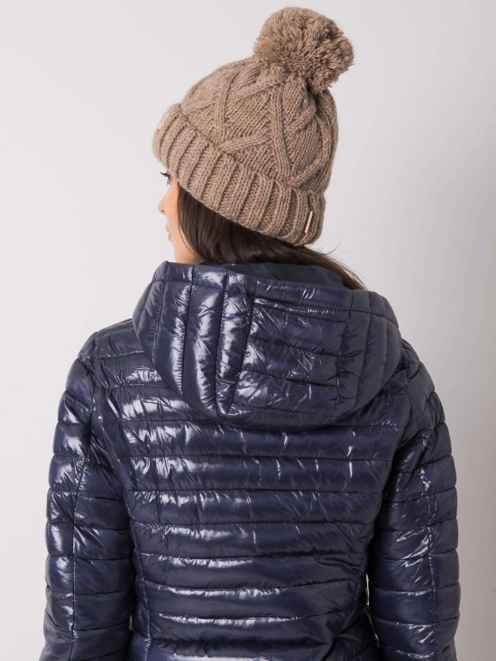 Cappello invernale in beige scuro con fodera