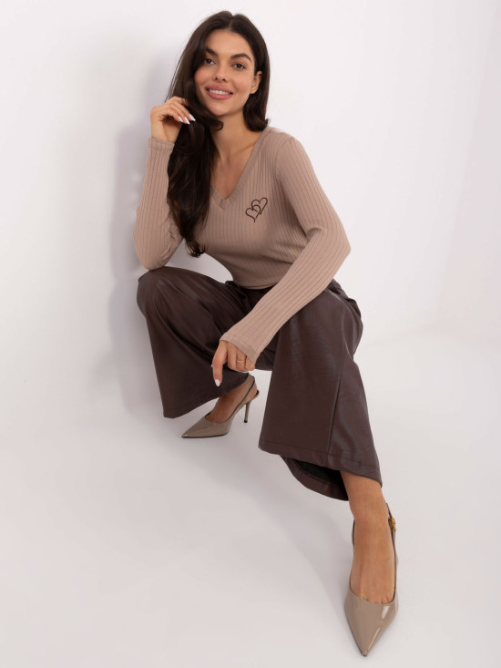Blusa beige con ricamo e scollo a V