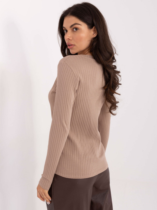 Blusa beige con ricamo e scollo a V