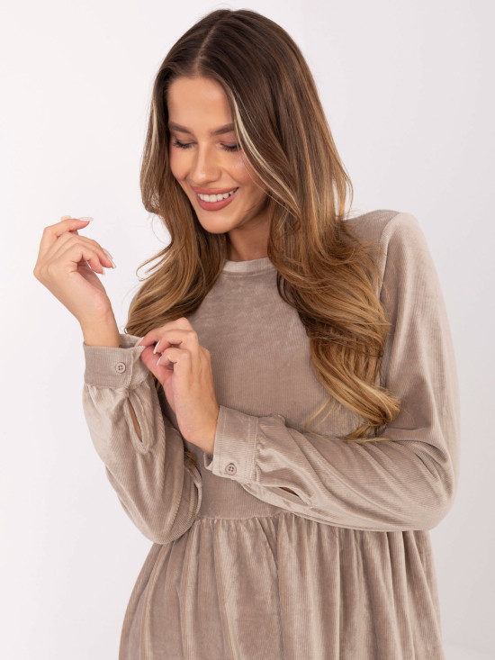 Abito beige svasato con volant