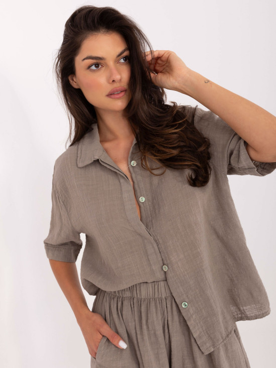 Completo beige con camicia e pantaloni corti