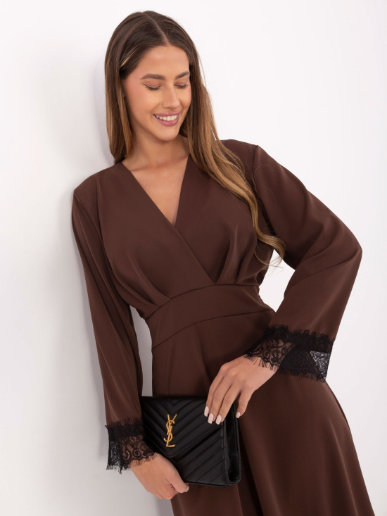 Elegantna smeđa midi haljina s čipkom i dugim rukavima