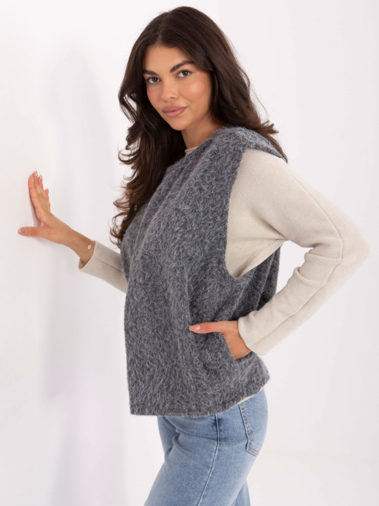 Gilet grigio moderno in maglia con tasche