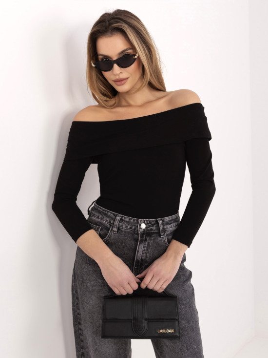 Blusa nera con spalle scoperte