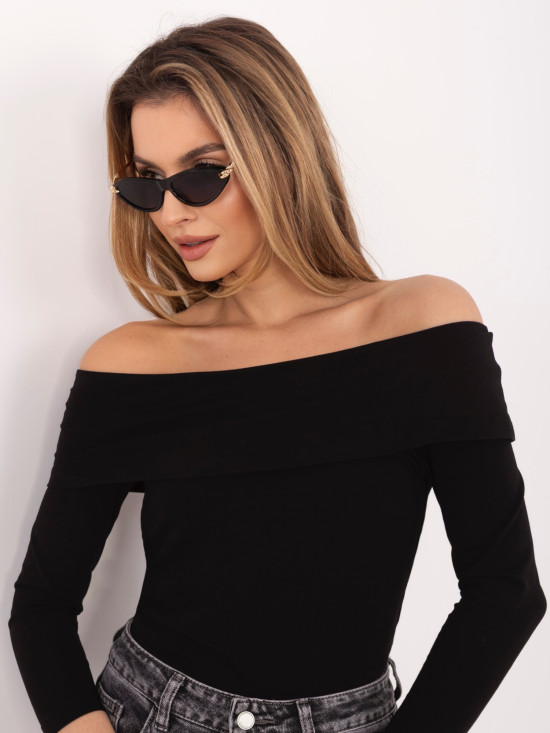 Blusa nera con spalle scoperte