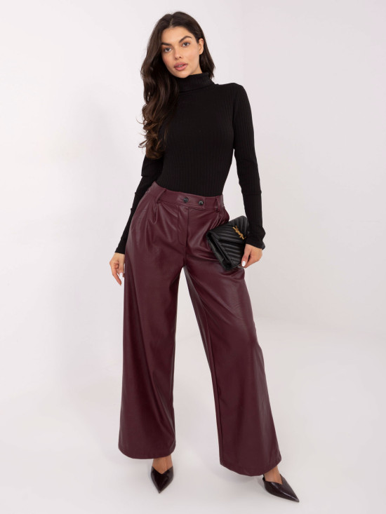 Blusa nera a costine con collo alto