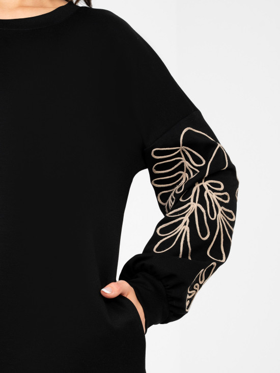 Abito mini nero con ricamo e maniche a sbuffo