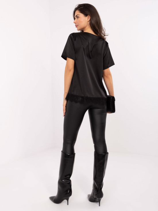 Elegante blusa nera con pizzo