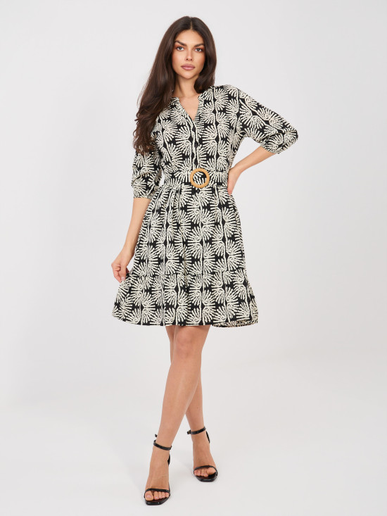 Abito nero con cintura e volant