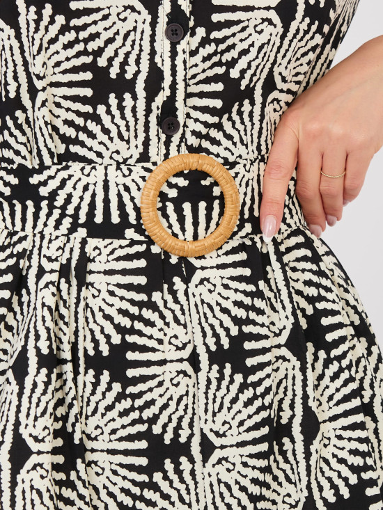 Abito nero con cintura e volant