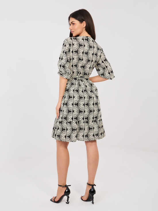 Abito nero con cintura e volant