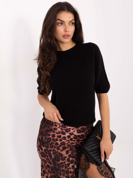 Crni pulover s kratkim rukavima i okruglim izrezom