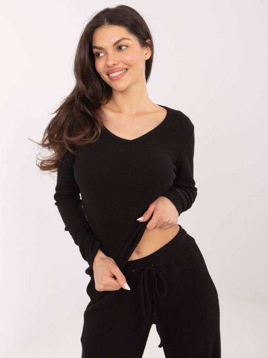 Maglione nero a costine con scollo a V