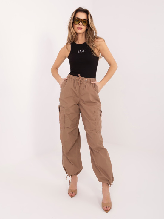 Top nero in cotone con ricamo e scritta