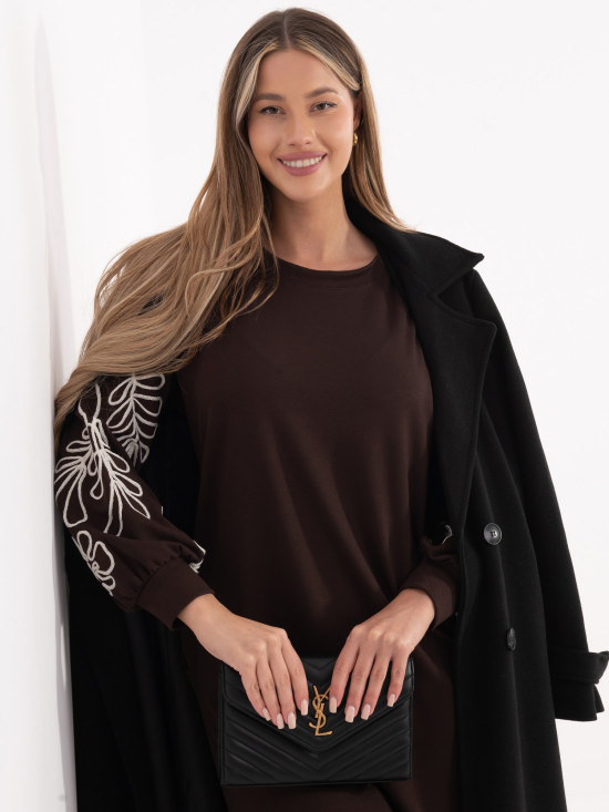 Abito corto marrone con ricamo e maniche a sbuffo