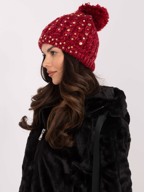 Cappello rosso elegante con applicazione