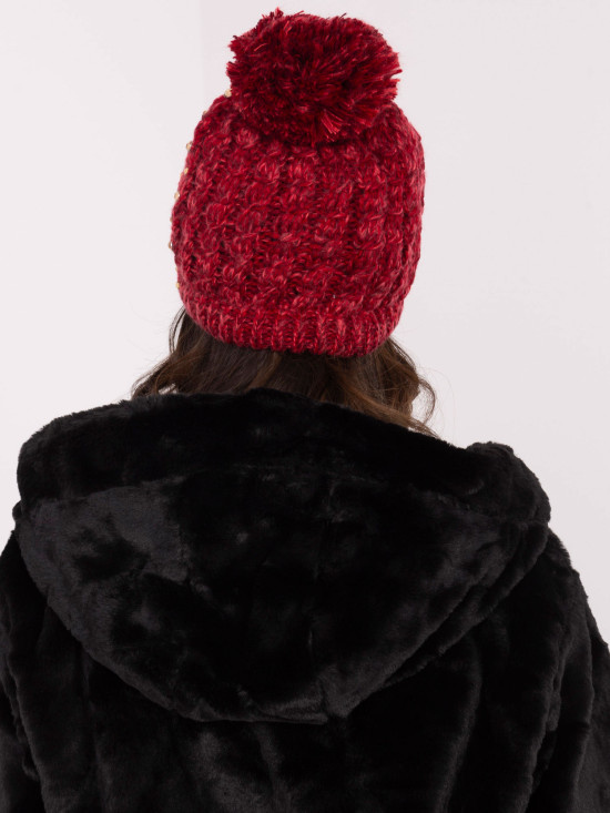 Cappello rosso elegante con applicazione