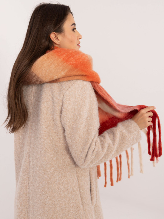 Crveni šal s kariranim uzorkom