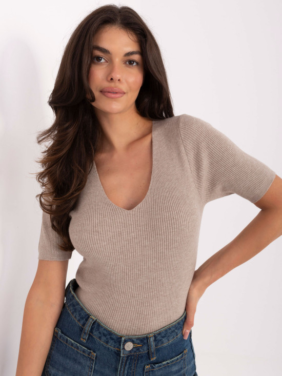 Maglione beige a costine con scollo a V