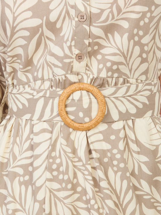 Abito beige con cintura e volant