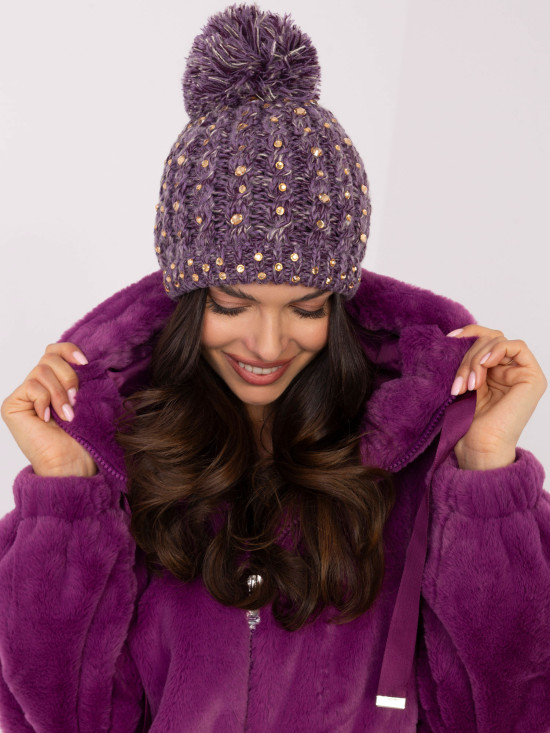 Cappello invernale viola con applicazione