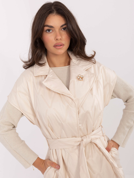 Elegante gilet trapuntato beige con cintura e spilla
