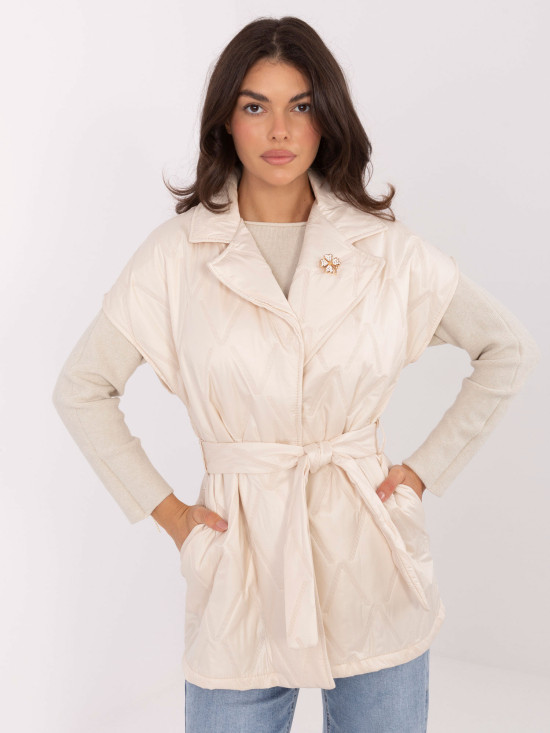 Elegante gilet trapuntato beige con cintura e spilla