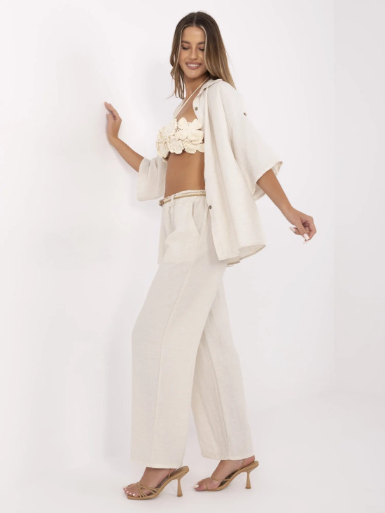 Pantaloni beige larghi con cintura