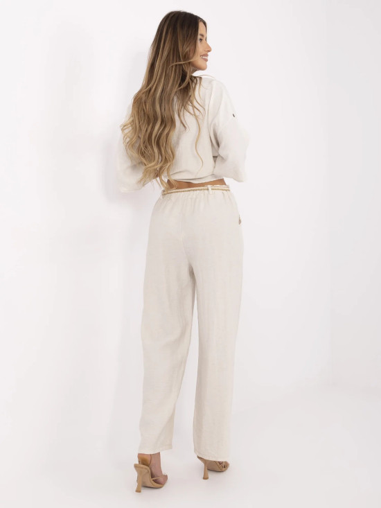Pantaloni beige larghi con cintura