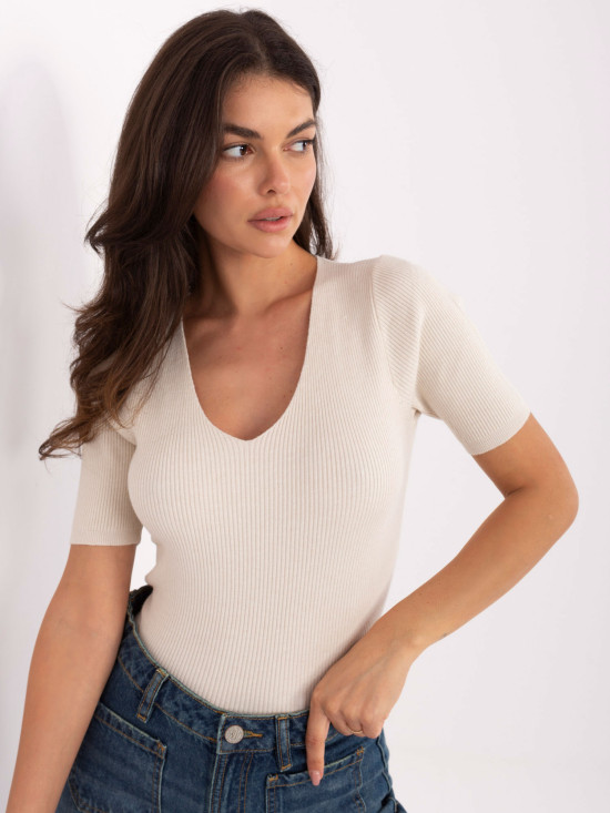Maglione beige a costine con scollo a V