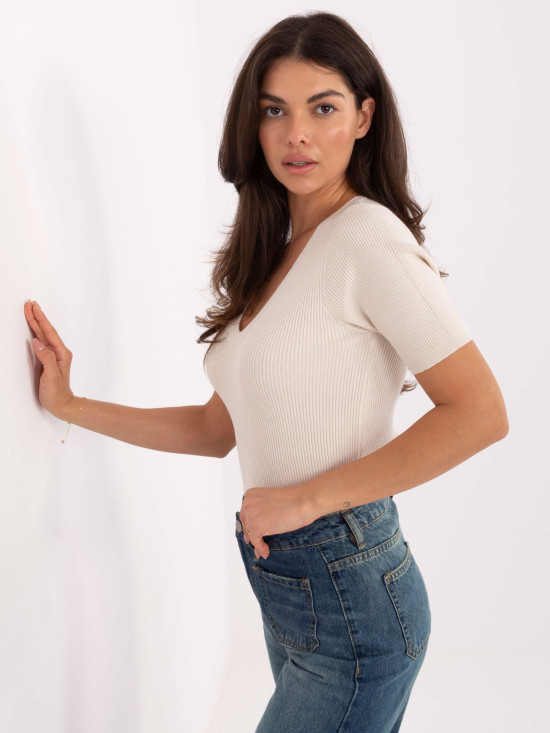 Maglione beige a costine con scollo a V
